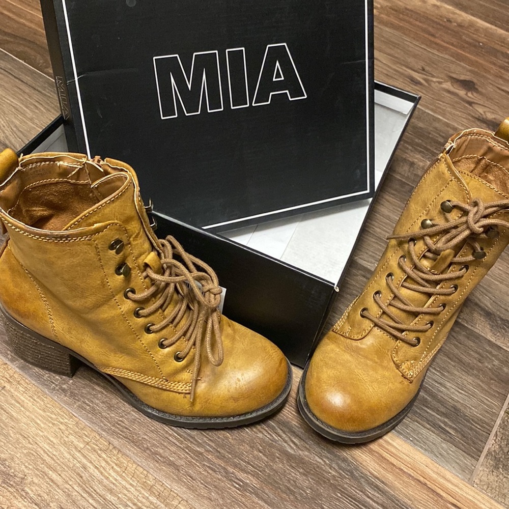 Mia Boots